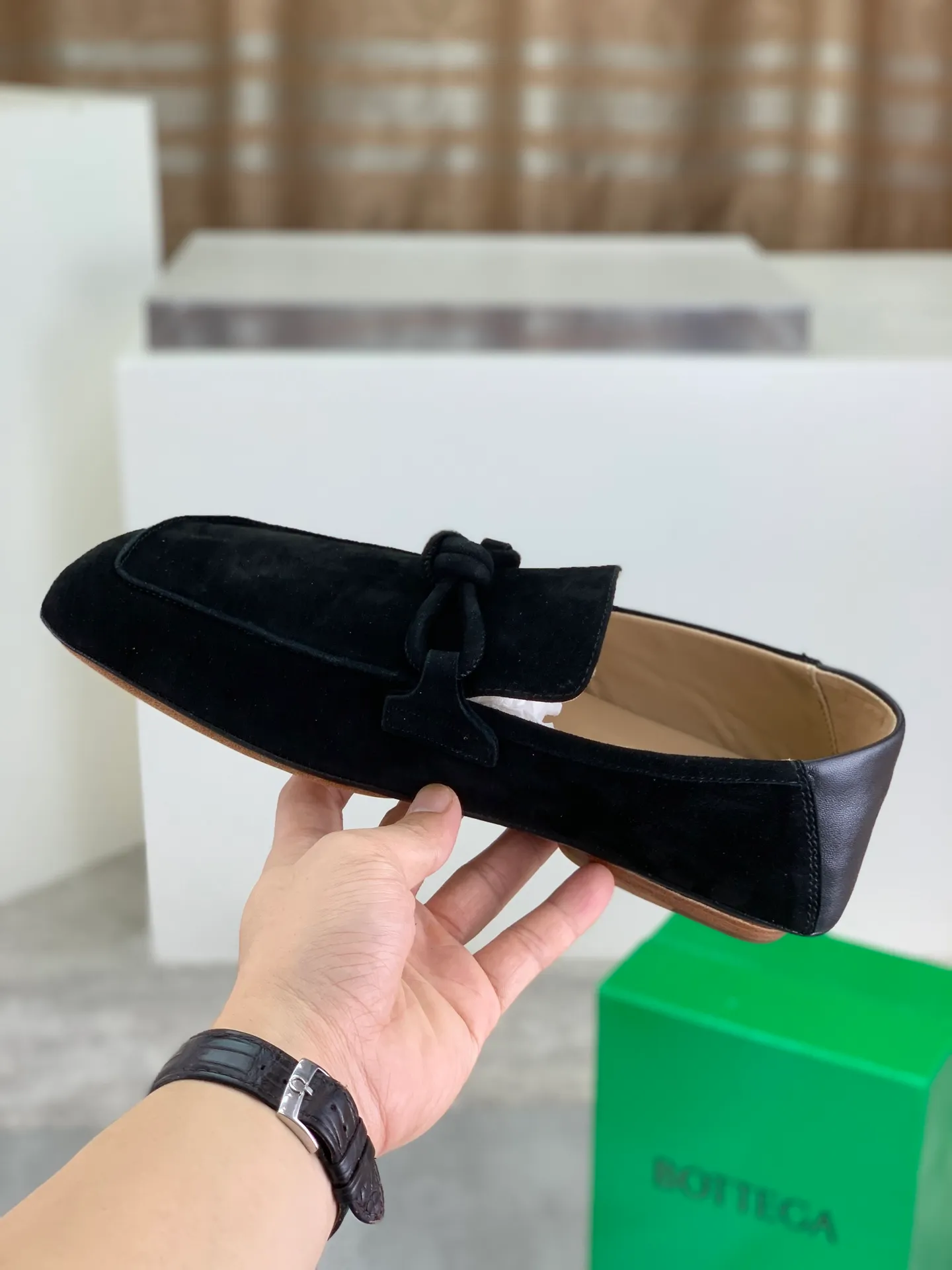 Factory price P760💰Top quality (genuine leather outsole series)💎💎💎 BOTTEGA VENETA official website synchronizes the latest model, top version of the highest version of BV business leather shoes in the market, accept material comparison, shoe type comparison, process comparison, practical and texture, versatile, suitable for any occasion, the more you look at it, the more flavorful it becomes. Pure hand-woven craftsmanship - upper material, imported original hand-woven calfskin - high-quality water-dyed sheepskin lining - original private model custom-made hand-made leather outsole -Size: female 35-39 (34 40 customized) male 39-44 (38 45 customized) Comes with original BV green box, complete packaging.